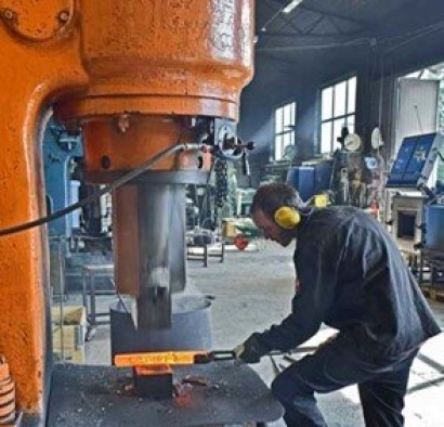 e person working with a heavy machine